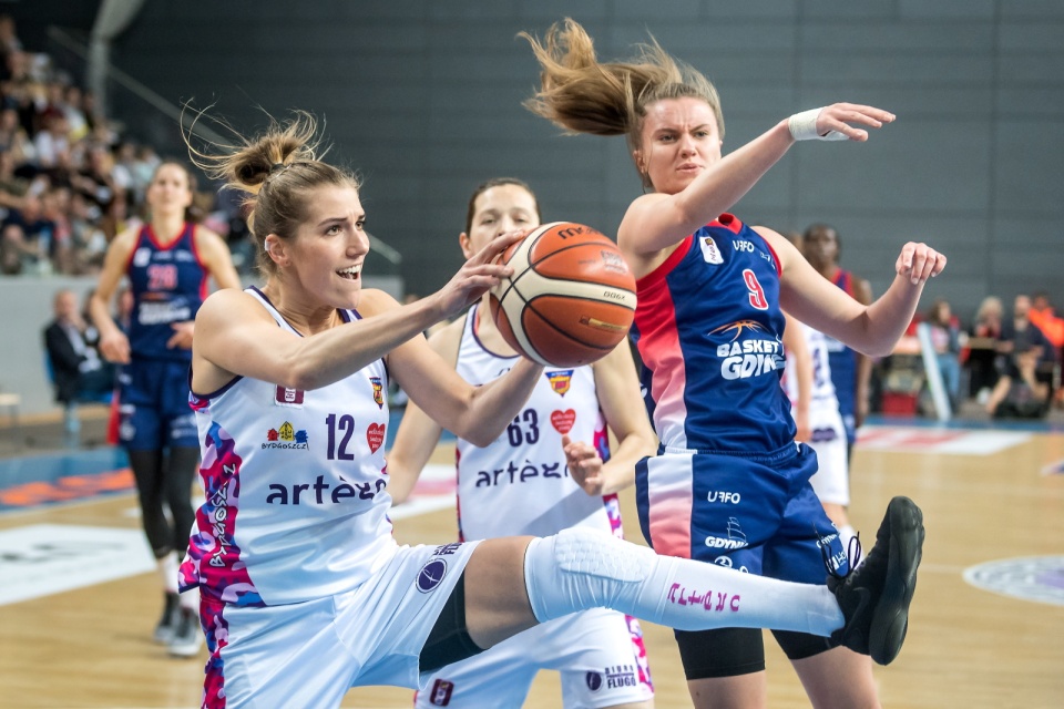 Zdjęcie z 5. meczu ćwierćfinałowego Artego Bydgoszcz kontra Basket 90 Gdynia w ekstraklasie koszykarek. Fot. PAP/Tytus Żmijewski