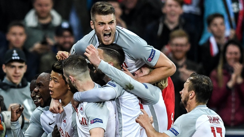 Na zdjęciu radość piłkarzy Red Bull Salzburg po strzelonej bramce w rewanżowym meczu 1/4 finału Ligi Europy z Lazio Rzym. Fot. PAP/EPA/ANDREAS SCHAAD