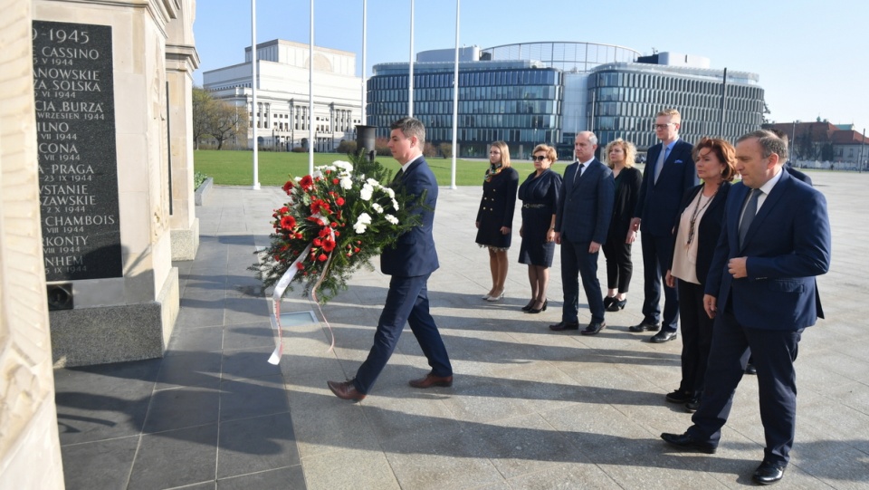 Rzecznik Platformy Obywatelskiej Jan Grabiec (L), przewodniczący Grzegorz Schetyna (P) i politycy partii złożyli kwiaty przed Grobem Nieznanego Żołnierza, z okazji Dnia Pamięci Ofiar Zbrodni Katyńskiej, 13 bm. w Warszawie. Fot. PAP/Bartłomiej Zborowski