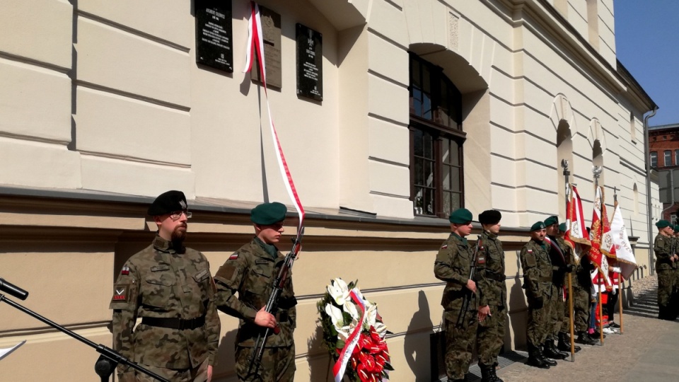 Tablicę odsłonięto przy Wojskowej Specjalistycznej Przychodni Lekarskiej w Toruniu. Fot. Wiktor Strumnik