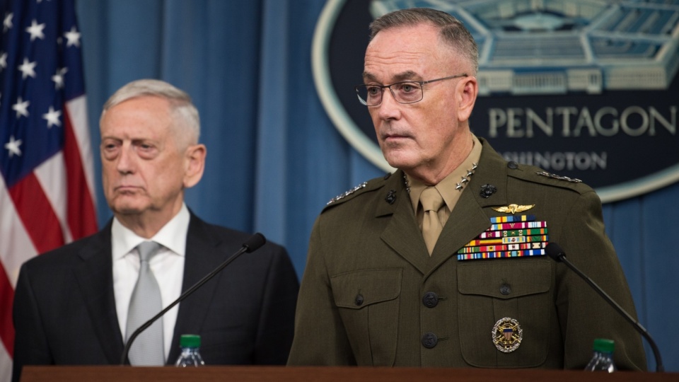 Przewodniczący kolegium szefów sztabów sił zbrojnych USA gen. Joseph Dunford. Fot. PAP/EPA/SGT. AMBER SMITH