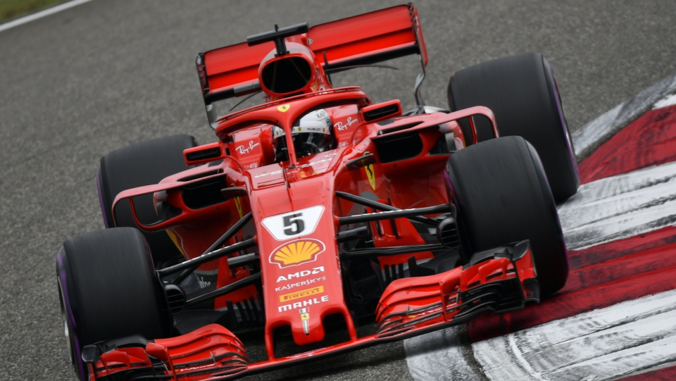 Na zdjęciu bolid Sebastiana Vettela podczas kwalifikacji do Grand Prix Chin 2018. Fot. PAP/EPA/FRANCK ROBICHON