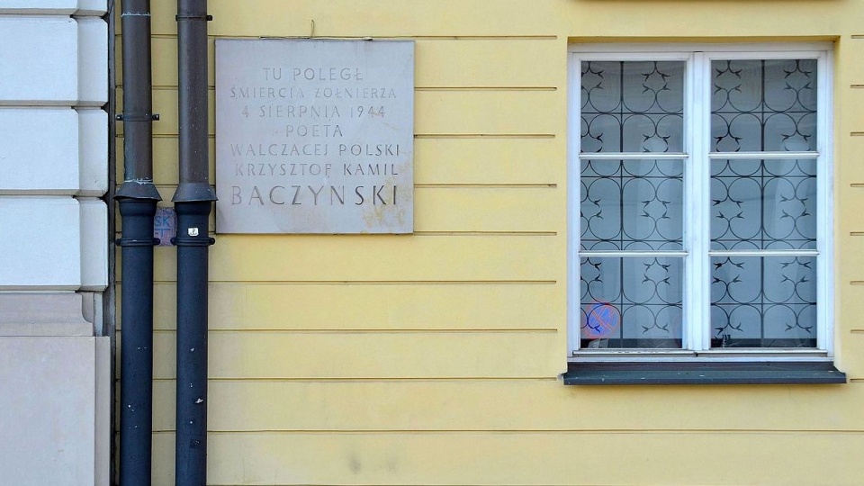 Tablica pamiątkowa Krzysztofa Kamila Baczyńskiego na ścianie pałacu Blanka. Fot. Adrian Grycuk/Wikipedia