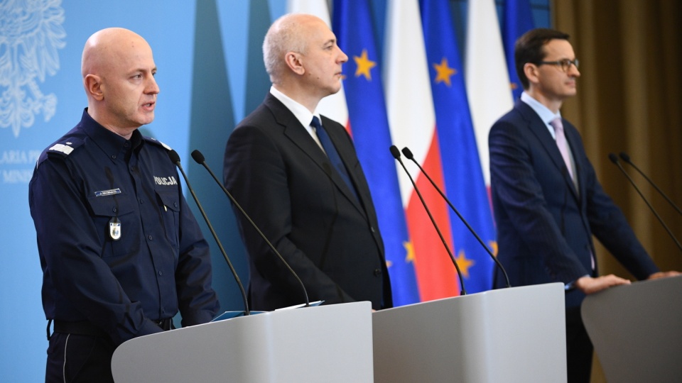 Komendant Główny Policji, nadinspektor Jarosław Szymczyk podczas wspólnej konferencji prasowej z szefem MSWiA oraz premierem. Fot. PAP/Jacek Turczyk