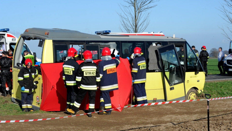 Dwie osoby zginęły w wypadku do jakiego doszło, 17 bm. na zjeździe z DK 6 na Słowino w woj. zachodniopomorskim. Fot. PAP/Marcin Bielecki