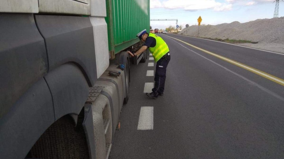 W samochodzie ciężarowym poważnie uszkodziła się opona. Fot. Policja