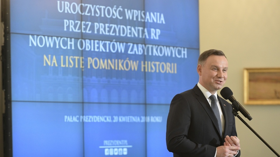 Prezydent Andrzej Duda wręczył rozporządzenia uznające nowe obiekty zabytkowe za Pomniki Historii. Fot. PAP/Marcin Obara