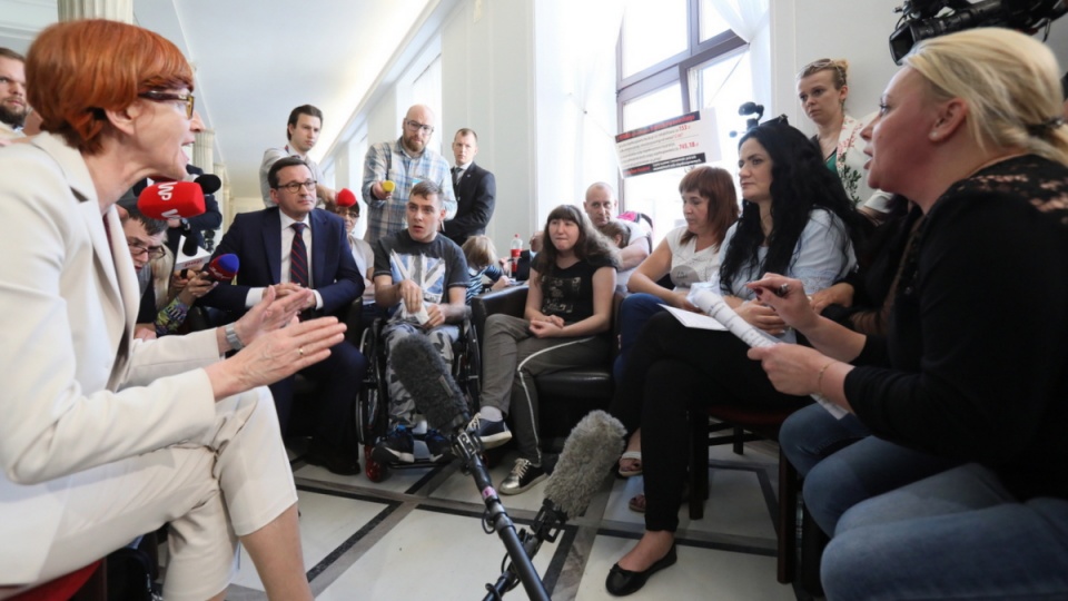 Premier Mateusz Morawiecki (C-L) i minister rodziny, pracy i polityki społecznej Elżbieta Rafalska (L) spotkali się z uczestnikami stacjonarnego protestu rodziców osób niepełnosprawnych w Sejmie, 20 bm. PAP/Leszek Szymański