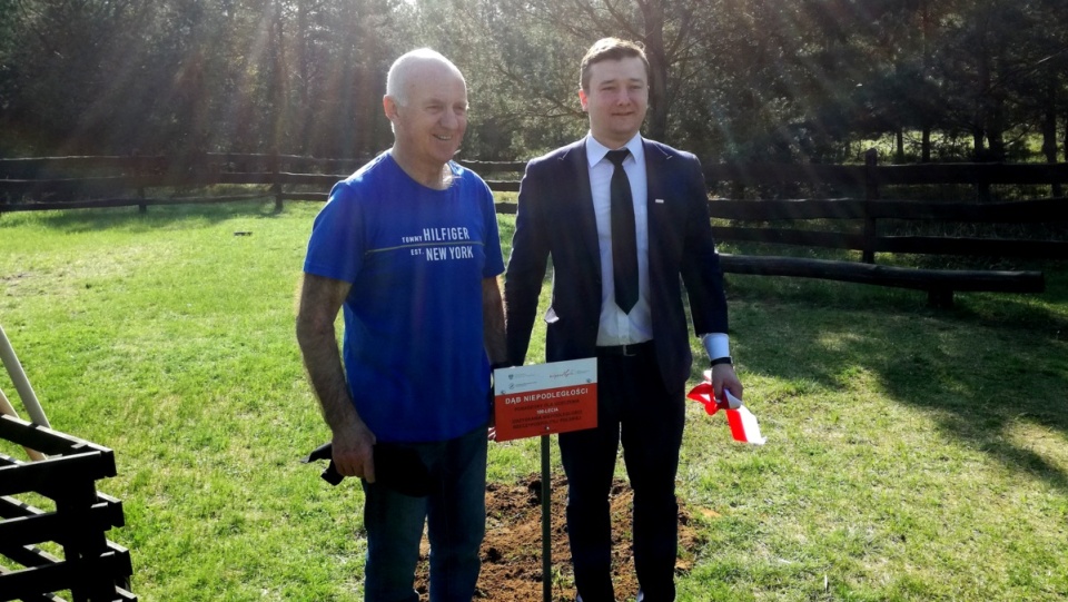 Symboliczny "Dąb Niepodległości" posadzili wspólnie: przedstawiciel wojewody kujawsko-pomorskiego i prezydent Grudziądza, Robert Malinowski. Fot. Marcin Doliński