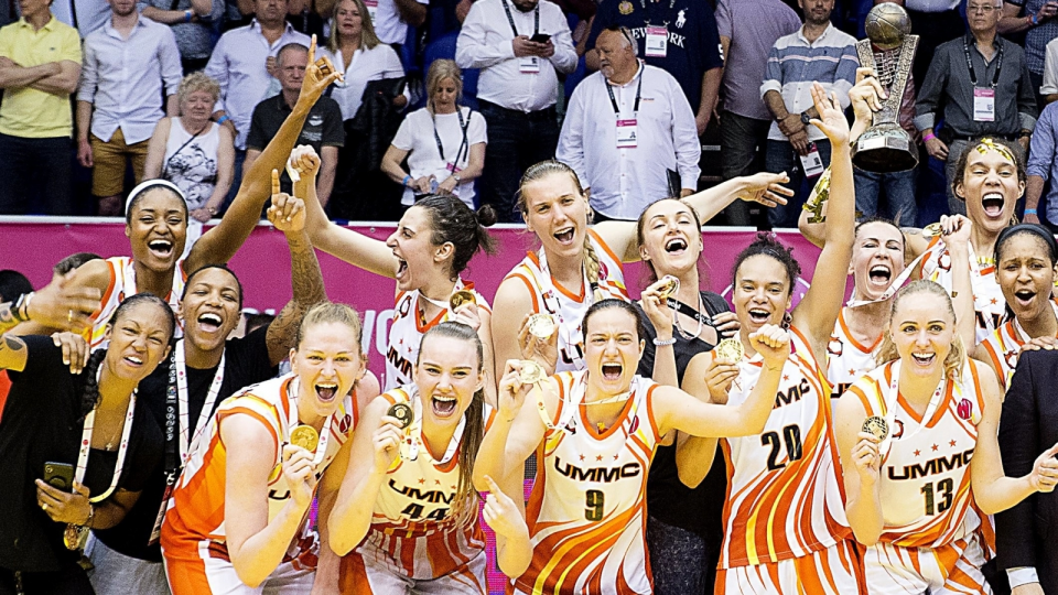 Na zdjęciu koszykarki UMMC Jekaterynburg, które cieszą się z triumfu w eurolidze koszykarek 2017/2018. Fot. PAP/EPA/CSABA KRIZSAN
