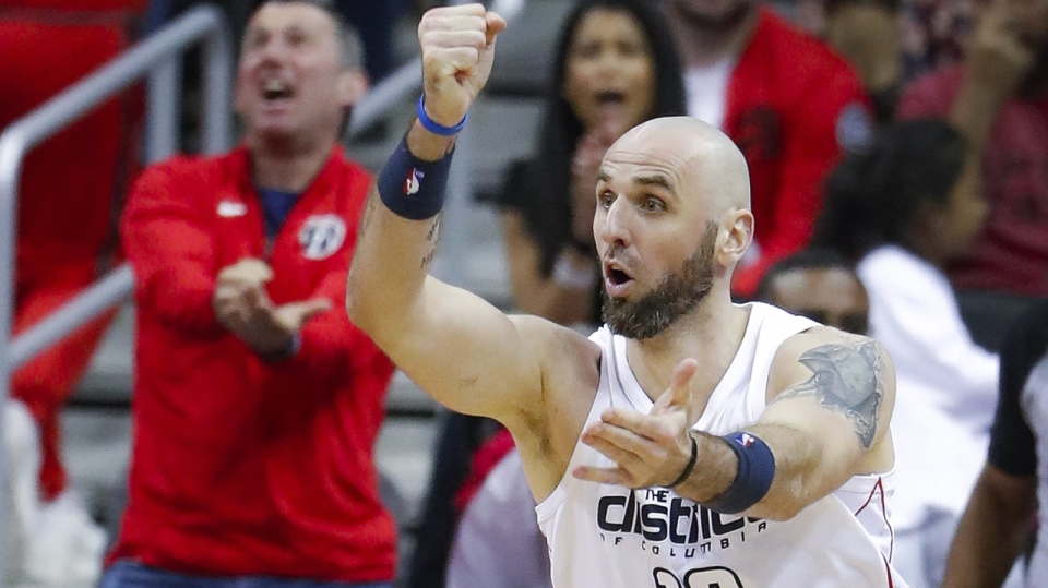 Na zdjęciu Marcin Gorta podczas czwartego meczu play-off Ligi NBA pomiędzy Washington Wizards i Toronto Raptors. Fot. PAP/EPA ERIK S. LESSER