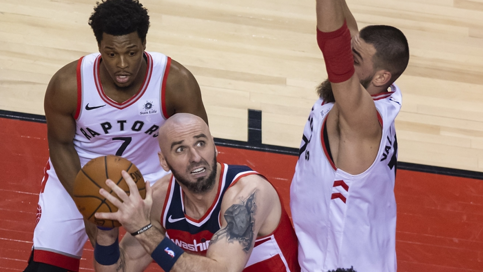 Na zdjęciu Marcin Gortat (w środku) podczas 5. meczu 1. rundy play-off NBA pomiędzy Toronto Raptors i Washington Wizards. Fot. PAP/EPA/WARREN TODA