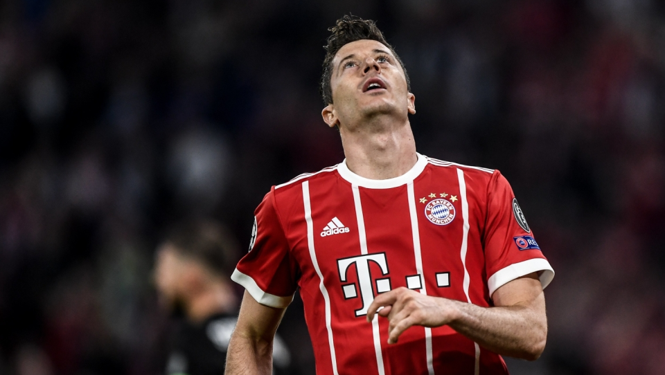 Na zdjęciu Robert Lewandowski podczas meczu Ligi Mistrzów. Fot. PAP/EPA/CHRISTIAN BRUNA