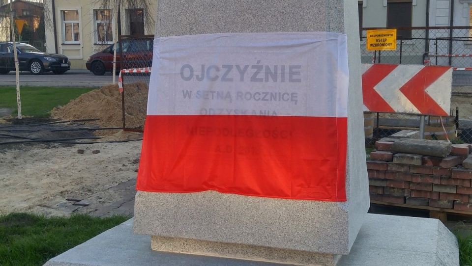 Pomnik upamiętniający setną rocznicę odzyskania niepodległości w Kowalu czeka na odsłonięcie. Fot. UM Kowal