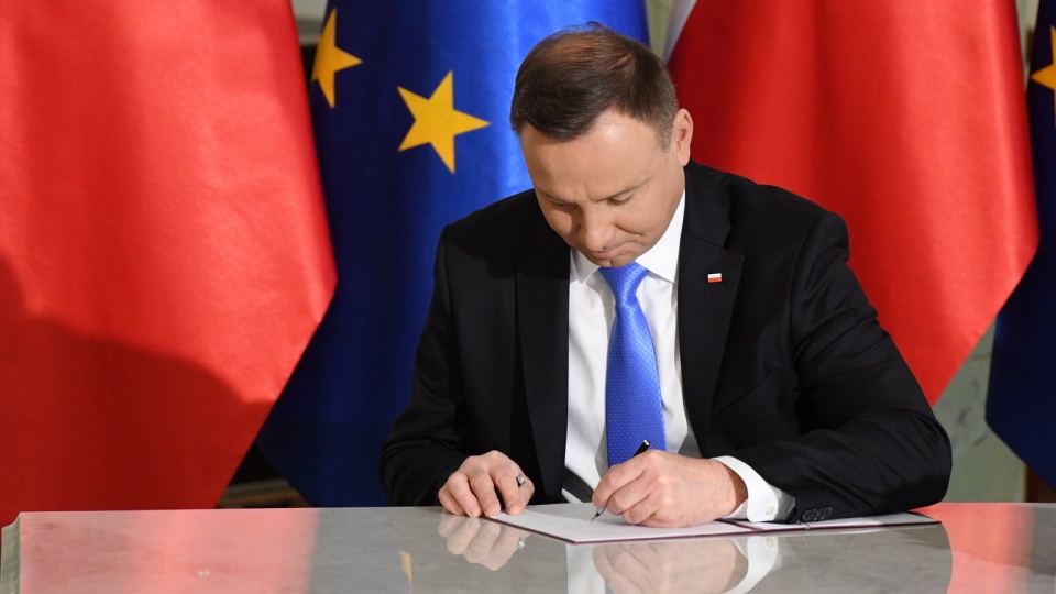 Prezydent RP Andrzej Duda podpisał ustawę o zmianie ustawy - o usługach płatniczych oraz niektórych innych ustaw dotyczących kwestii tzw. błędnych przelewów. Fot. PAP/Radek Pietruszka