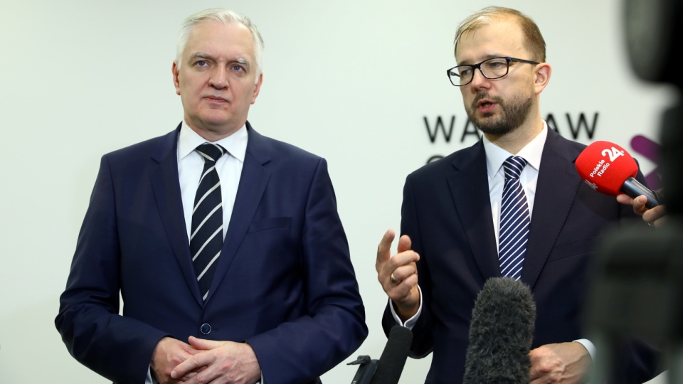 Wicepremier, minister nauki i szkolnictwa wyższego, prezes Porozumienia Jarosław Gowin (z lewej) oraz podsekretarz stanu w MNiSW Piotr Dardziński podczas konferencji prasowej podsumowującej osiągnięcia polskiej delegacji w USA. Fot. PAP/Rafał Guz