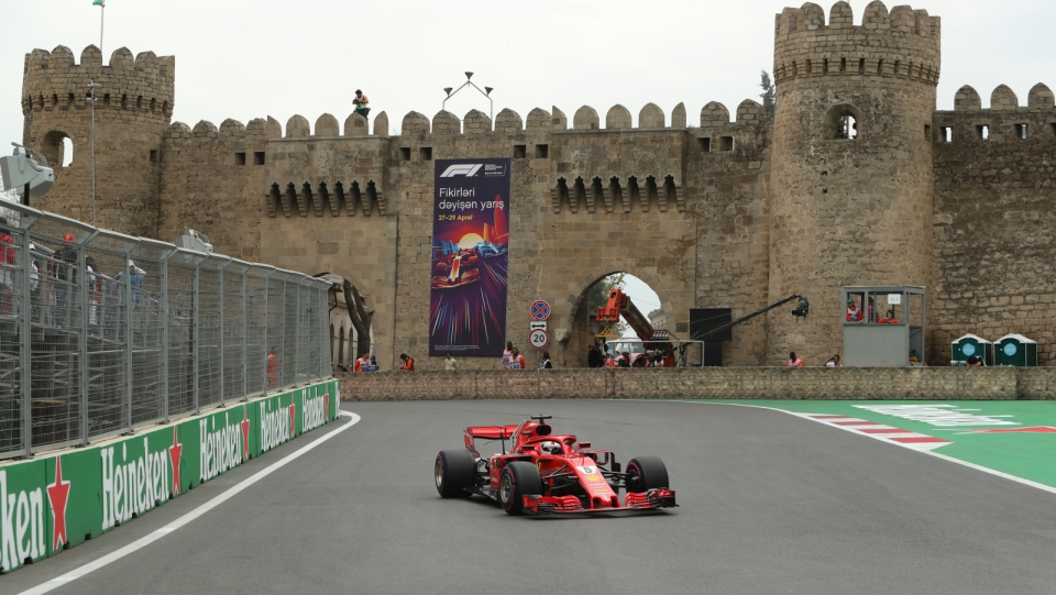 Na zdjęciu bolid Sebastiana Vettela podczas kwalifikacji do Grand Prix Azerbejdżanu 2018. Fot. PAP/EPA/ZURAB KURTSIKIDZE