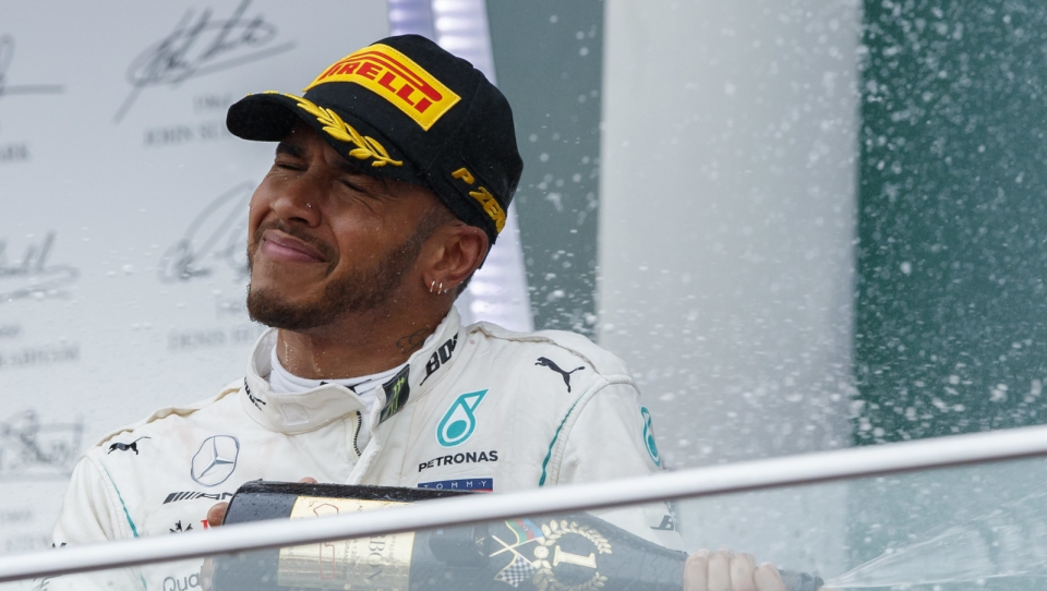 Na zdjęciu Lewis Hamilton, triumfator Grand Prix Azerbejdżanu 2018. Fot. PAP/EPA/VALDRIN XHEMAJ