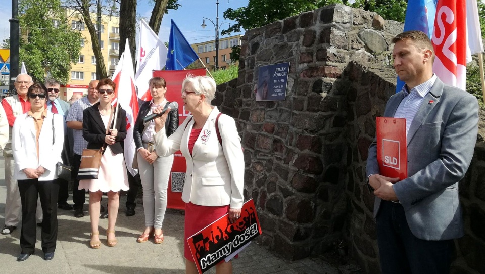 Wiec odbył się przy Al. Solidarności - w miejscu, w którym do 2012 r. umieszczona była tablica poświęcona Julianowi Nowickiemu. Fot. Michał Zaręba