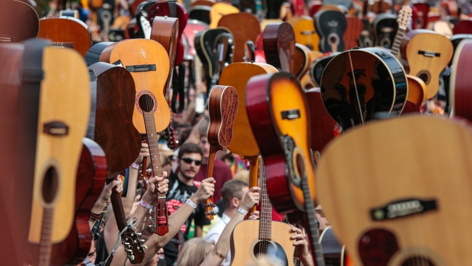 "Hey Joe" zagrało wspólnie 7411 gitarzystów. Fot. PAP/Maciej Kulczyński