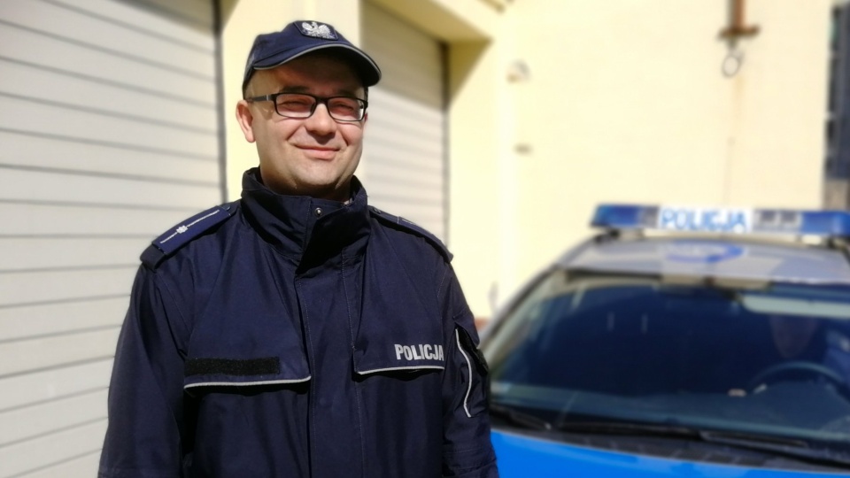 Za udzieloną pomoc - od strażaków i właścicieli budynku - policjant otrzymał podziękowania. Fot. Policja