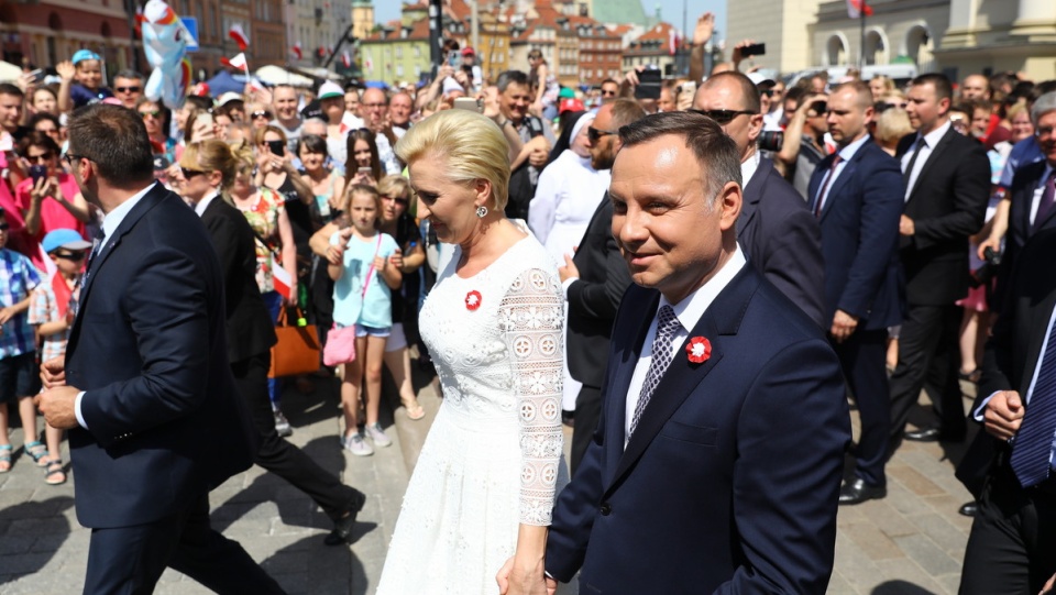 Prezydent Andrzej Duda z żoną Agatą Kornhauser-Dudą na Krakowskim Przedmieściu, po zakończeniu uroczystości na pl. Zamkowym/fot. Jacek Bednarczyk, PAP