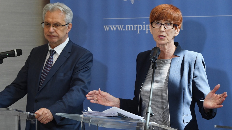 Minister rodziny, pracy i polityki społecznej Elżbieta Rafalska i pełnomocnik rządu do spraw osób niepełnosprawnych Krzysztof Michałkiewicz podczas briefingu prasowego w siedzibie MRPiPS. Fot. PAP/Radek Pietruszka