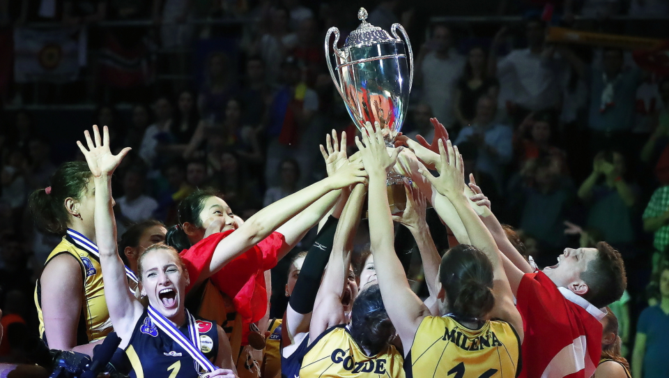 Na zdjęciu drużyna Vakifbank Stambuł z pucharem za triumf w Lidze Mistrzyń siatkarek 2017/2018. Fot. PAP/EPA/ROBERT GHEMENT