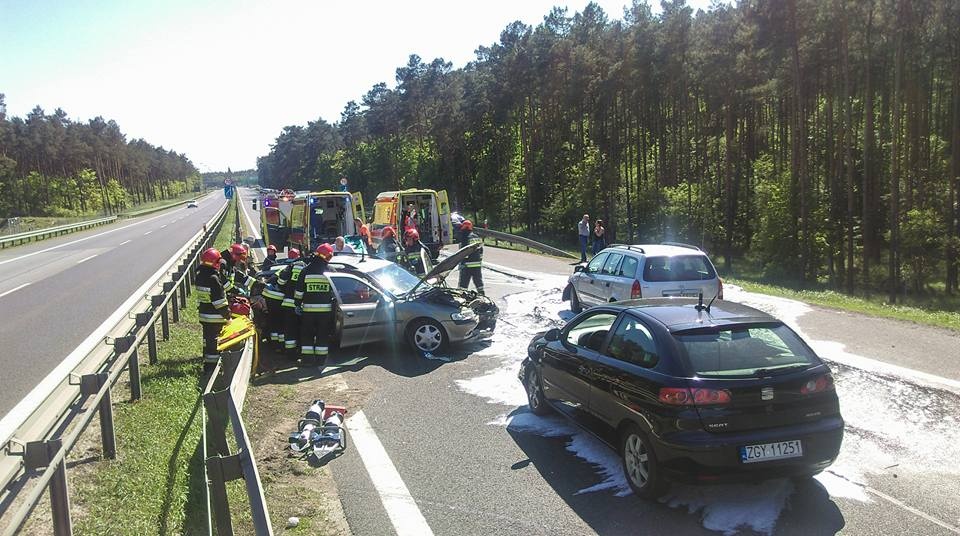 Zderzenie 3 samochodów osobowych na trasie Bydgoszcz - Iwnowrocław. Fot. Pomoc Drogowa 24 h Krystian Andruszczenko