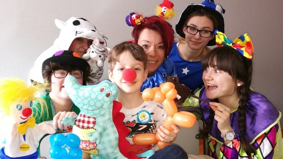 Wolontariuszki Fundacji Dr Clown z małym pacjentem podczas uroczystego otwarcia kącika kulinarnego/fot. Materiały fundacji