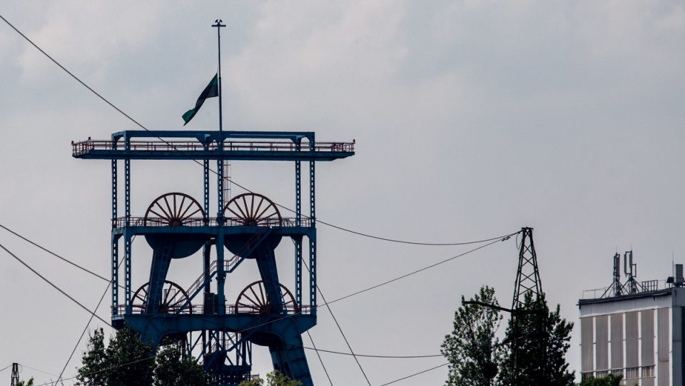 Opuszczona do połowy górnicza flaga na wieży wyciągowej kopalni Borynia-Zofiówka-Jastrzębie/Andrzej Grygiel, PAP