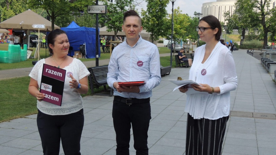 - Ośmiogodzinny czas pracy został wprowadzony 100 lat temu – mówi Karolina Kozłowska (pierwsza z lewej, obok Michał Wysocki i Aleksandra Smolaga/fot. Damian Klich