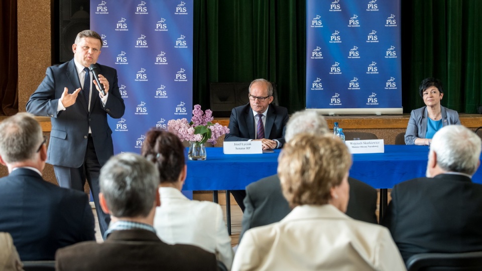 Wiceminister obrony narodowej Wojciech Skurkiewicz (z lewej), poseł Joanna Borowiak i senator Józef Łyczak podczas spotkania z mieszkańcami w Gminnym Ośrodku Kultury w Bądkowie/fot. Tytus Żmijewski