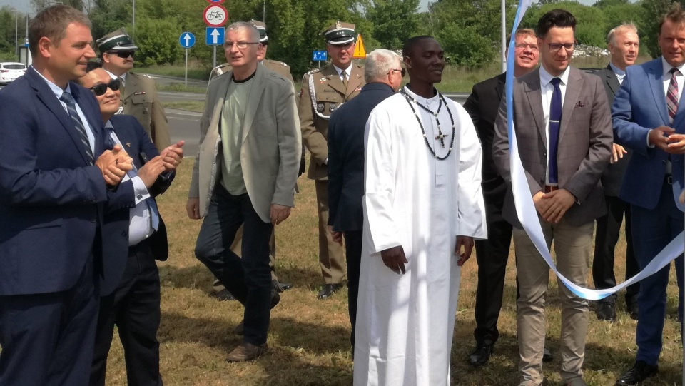 Uroczystości rozpoczęły się w południe - na rondzie, które zyskało nowego patrona. Fot. Wiktor Strumnik