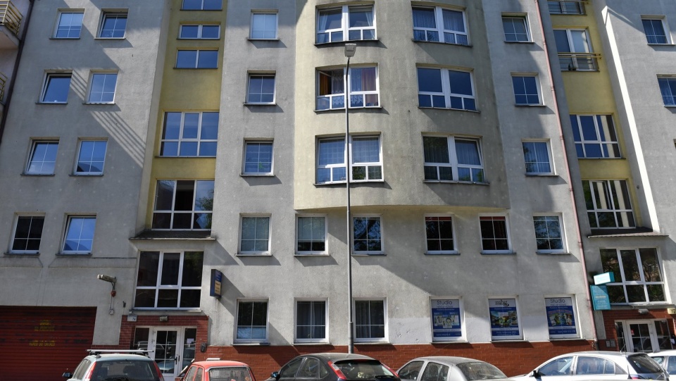 Jak poinformowano w niedzielę na stronie internetowej Radia Szczecin, trzypokojowe mieszkanie na pierwszym piętrze budynku znajduje się w śródmieściu Szczecina. Fot. PAP/Marcin Bielecki