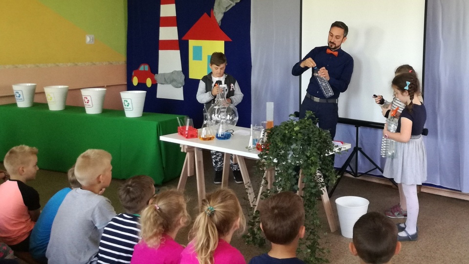 Dzięki wspólnym eksperymentom uczniowie dowiadują się jak dbać o czyste powietrze. Fot. Marcin Doliński