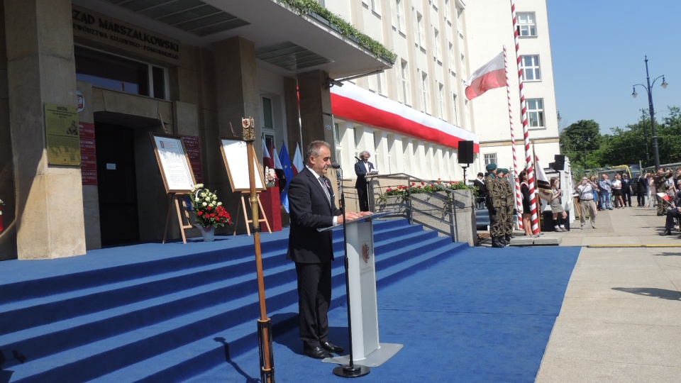 Regionalne obchody 100-lecia odzyskania przez Polskę niepodległości zainaugurowano w Toruniu przed Urzędem Marszałkowskim. Fot. Michal Zaręba