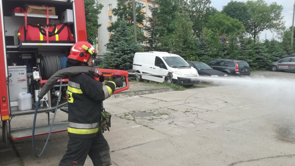 Dziś w Świeciu zaprezentowano działanie systemu gaśniczo-tnącego COBRA. Fot. Marcin Doliński