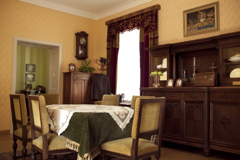 Salon w latach 20. był sypialnią rodziców Karola Wojtyły/fot. DomJPII, Wikipedia