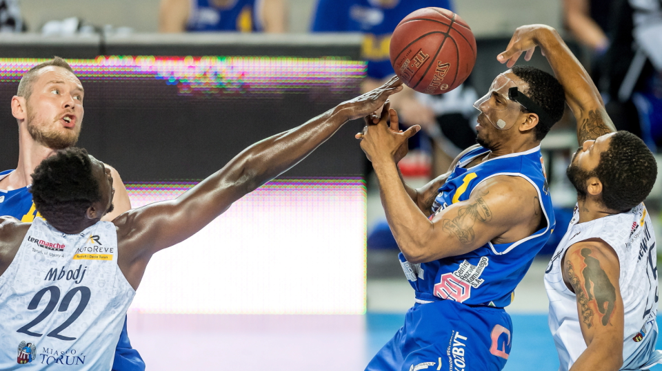 Zawodnicy Polskiego Cukru Toruń Cheikh Mbodj (2L) i D.J. Newbill (P) oraz Aaron Johnson (2P) oraz Adam Łapeta (L) z BM Slam Stal Ostrów Wlkp. podczas trzeciego półfinałowego meczu fazy play-off Ekstraklasy koszykarzy. Fot. PAP/Tytus Żmijewski