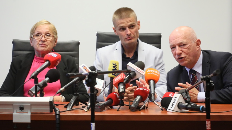 Teresa Komenda, Tomasz Komenda i były minister sprawiedliwości, adwokat Zbigniew Ćwiąkalski podczas konferencji prasowej w kancelarii w Warszawie/fot. Paweł Supernak, PAP