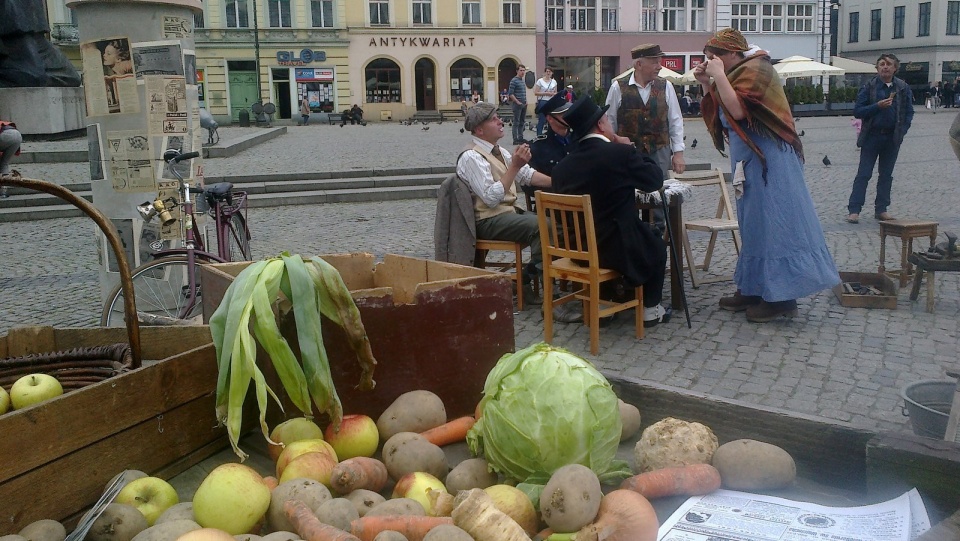 W wydarzeniu wzięli udział aktorzy w strojach z czasów 20-lecia międzywojennego, którzy przygotowali na tę okazję specjalne scenki z epoki. Fot. Andrzej Krystek