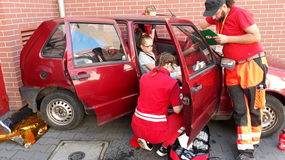 Drużyna XV LO z Bydgoszczy podczas udzielania pomocy poszkodowanym w pozorowanym wypadku samochodowym. Fot. Kamila Zroślak