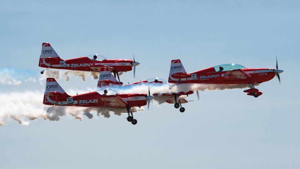 Akrobacje Grupy Żelazny podczas międzynarodowych pokazów lotniczych Poznań Airshow 2018. Fot. PAP/Jakub Kaczmarczyk