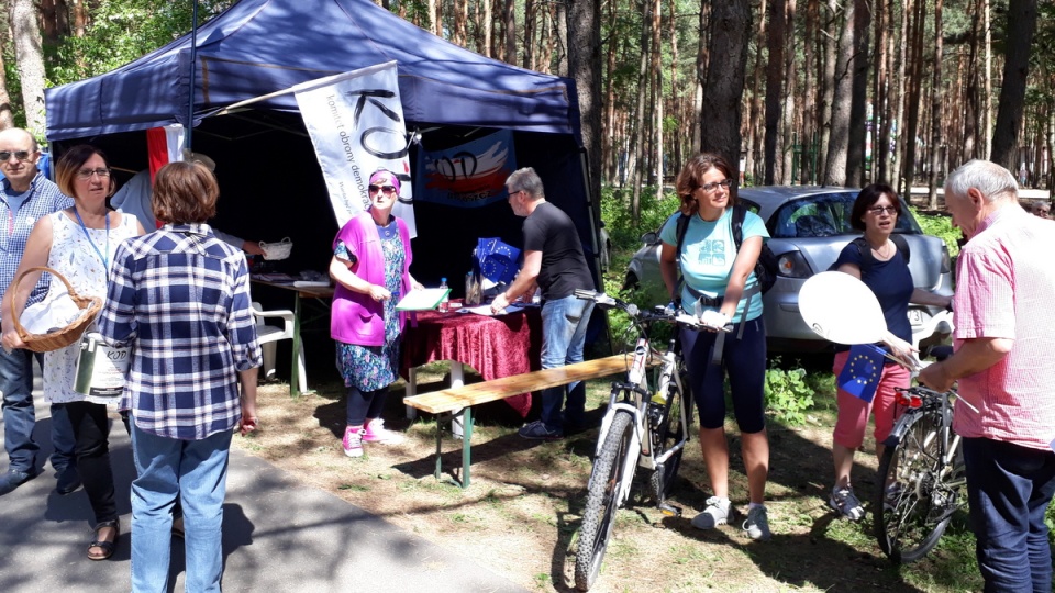 Przedstawiciele bydgoskiego KOD rozdawali w Myślęcinku flagi i opowiadali o pozytywnym wpływie Unii Europejskiej na nasz kraj. Fot. Kamila Zroślak