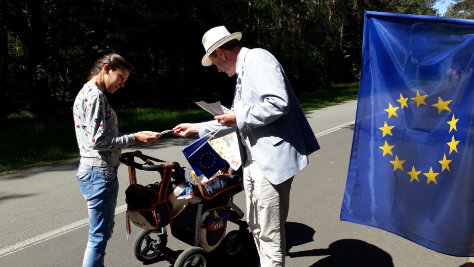 Przedstawiciele bydgoskiego KOD rozdawali w Myślęcinku flagi i opowiadali o pozytywnym wpływie Unii Europejskiej na nasz kraj. Fot. Kamila Zroślak