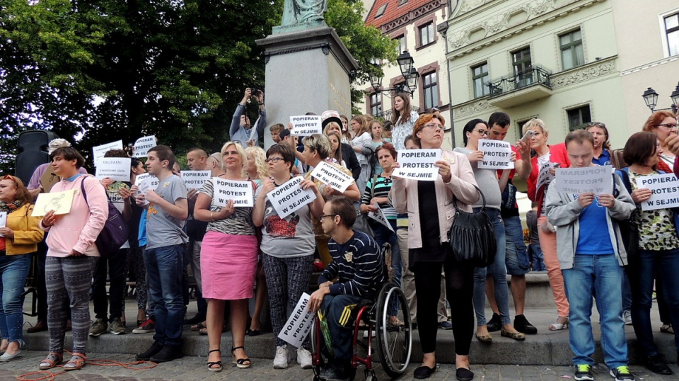 Pod pomnikiem Mikołaja Kopernika w Toruniu zebrali się opiekunowie, rodzice niepełnosprawnych, sami niepełnosprawni oraz działacze KOD. Fot. Michał Zaręba