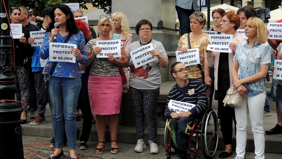 Pod pomnikiem Mikołaja Kopernika w Toruniu zebrali się opiekunowie, rodzice niepełnosprawnych, sami niepełnosprawni oraz działacze KOD. Fot. Michał Zaręba