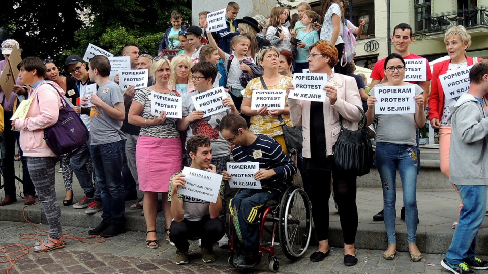 Pod pomnikiem Mikołaja Kopernika w Toruniu zebrali się opiekunowie, rodzice niepełnosprawnych, sami niepełnosprawni oraz działacze KOD. Fot. Michał Zaręba