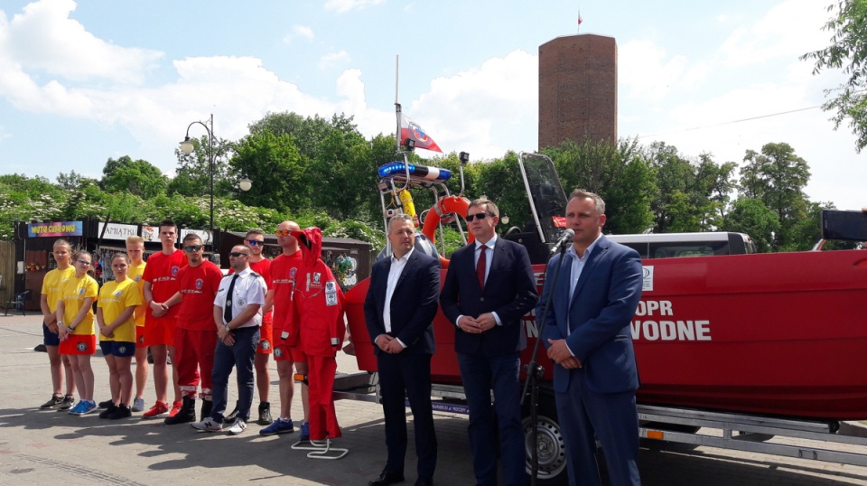 Uroczyste przekazanie specjalistycznej łodzi wodniakom odbyło się na parkingu pod Mysią Wieżą w Kruszwicy. Fot. Tatiana Adonis